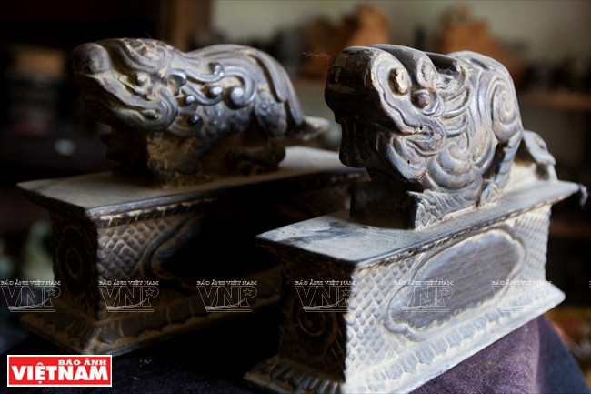 Une paire de Nghê utilisée comme presse-papiers. 