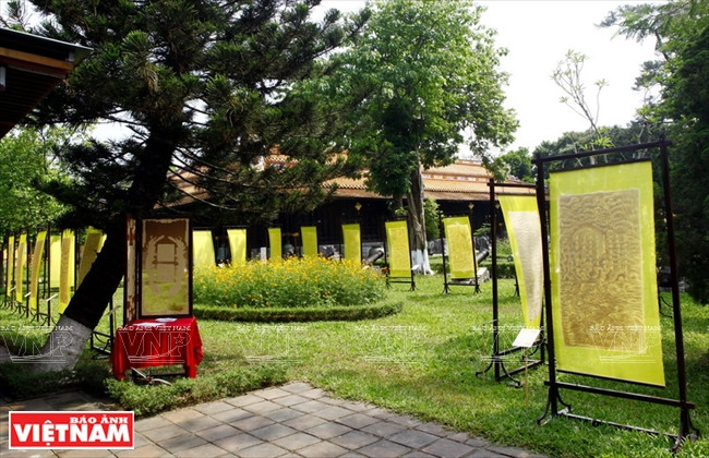 Des articles dérivés de l’art « truc chi »​, créés par le peintre Phan Hai Bang, sont exposés au musée des antiquités royales de Hue. 