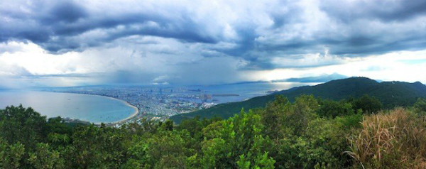 Une chose intéressante à faire à Da Nang, c’est de louer une moto et d’aller à Ban Co dans la péninsule de Son Tra. Après être passé devant une grande statue de Bouddha, vous continuerez une dizaine de kilomètres et profiterez alors d’un panorama magnifique sur la ville et la baie.