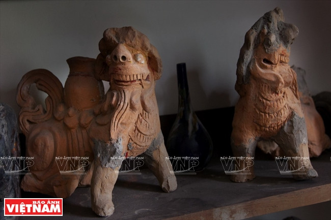 Une paire de Nghê en terre cuite de la dynastie des Trân (13e siècle). 