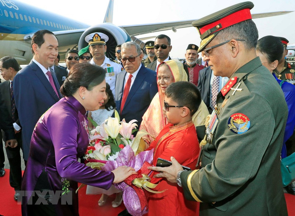  Le président Trân Dai Quang et son épouse sont accueillis solenellement à l'aéroport.