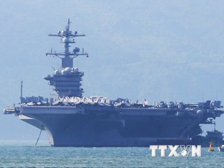Le porte-avions USS Carl Vinson mouille dans la baie de Dà Nang, le 5 mai.