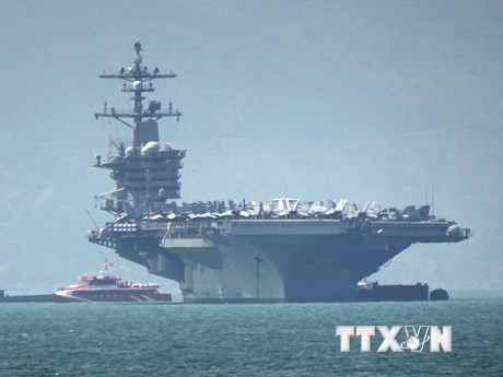Le porte-avions USS Carl Vinson mouille dans la baie de Dà Nang, le 5 mai.