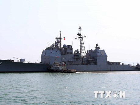 Le croiseur de missiles guidés USS Lake Champlain américaine au port de Tiên Sa le 5 mai.