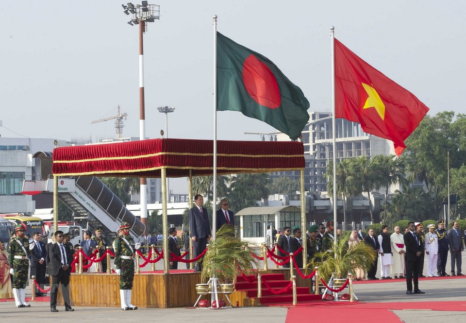 Le président Trân Quang et son épouse ont été salués par le président bangladais Mohammad Abdul Hamid avec un salut de 21 canons lors d'une cérémonie d'accueil officielle à l'aéroport international de Hazrat Shahjalal à Dacca.