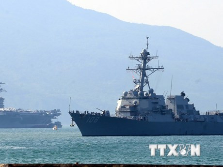 Le destroyer USS Wayne E.Meyer de la Marine américaine et le porte-avions USS Carl Vinson mouillent dans la baie de Dà Nang.