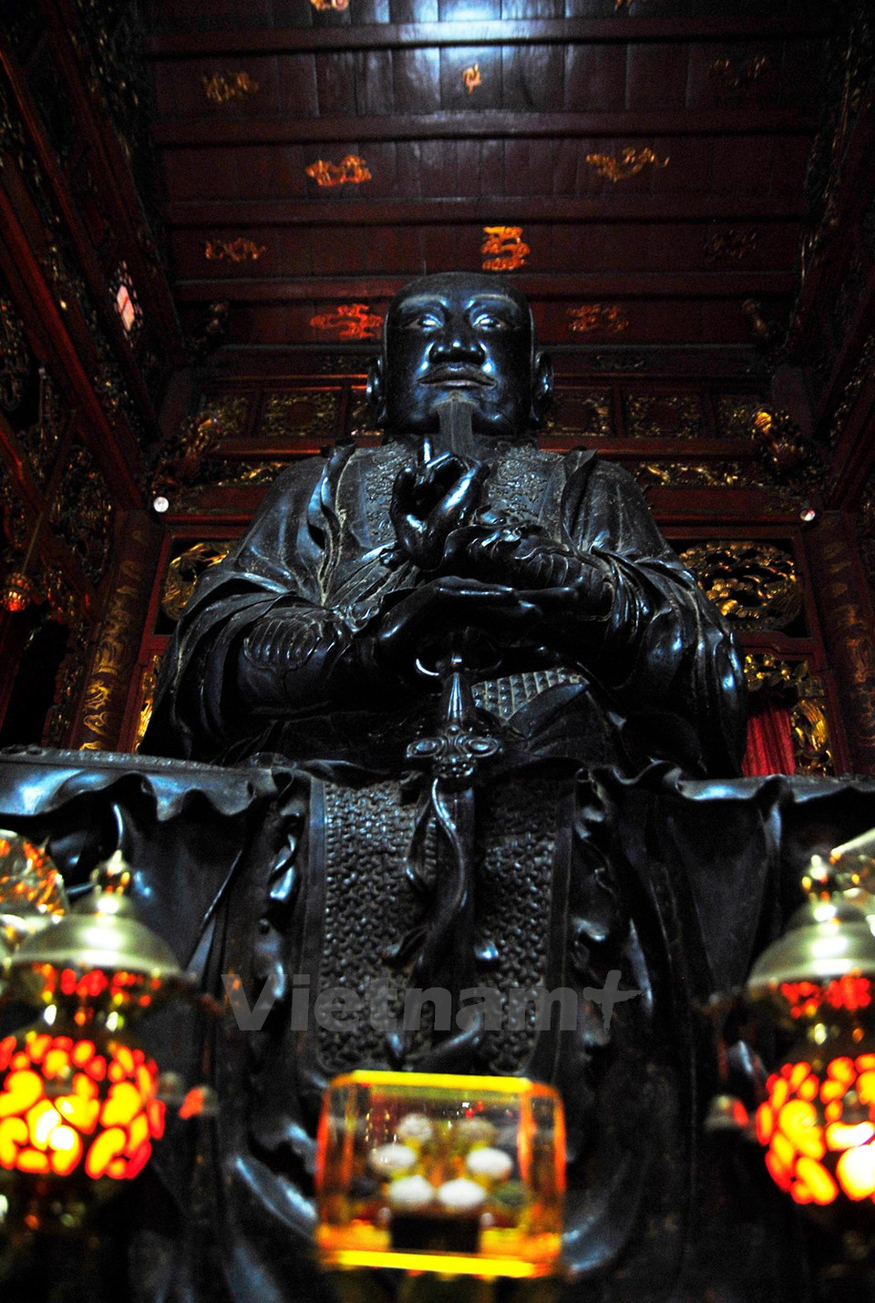 La statue du génie Huyen Thien Tran Vu, noire de patine.