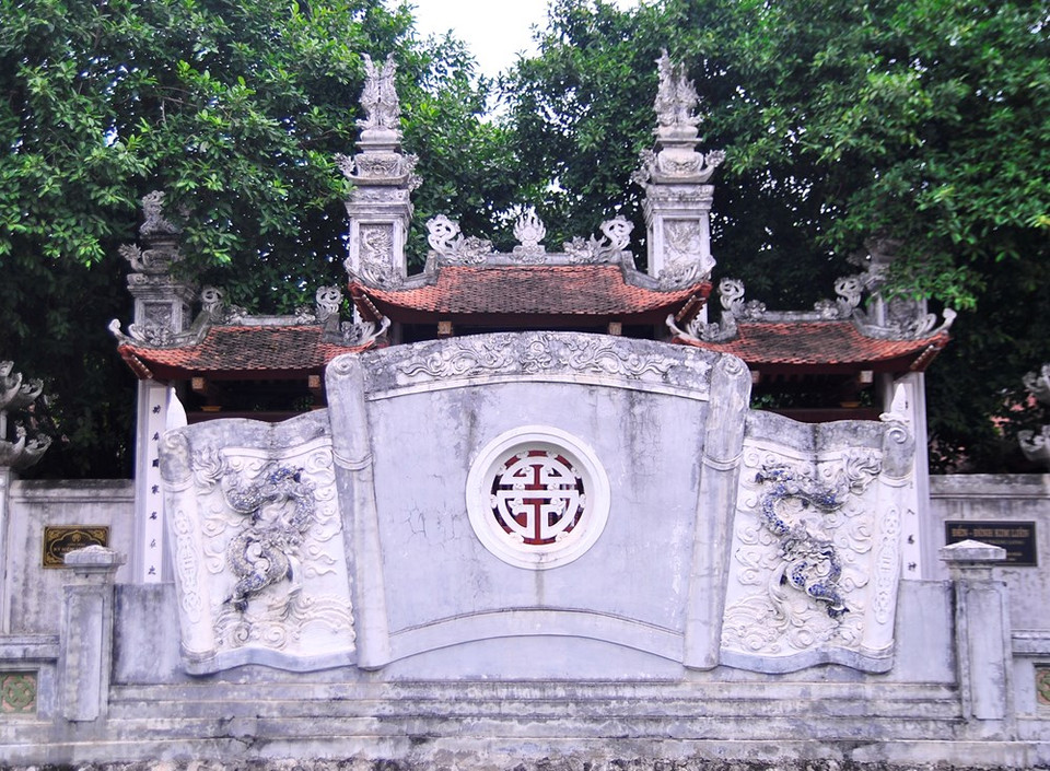 Au Sud : le temple de Kim Lien. Il est situé dans le quartier de Phuong Lien, arrondissement de Dong Da.