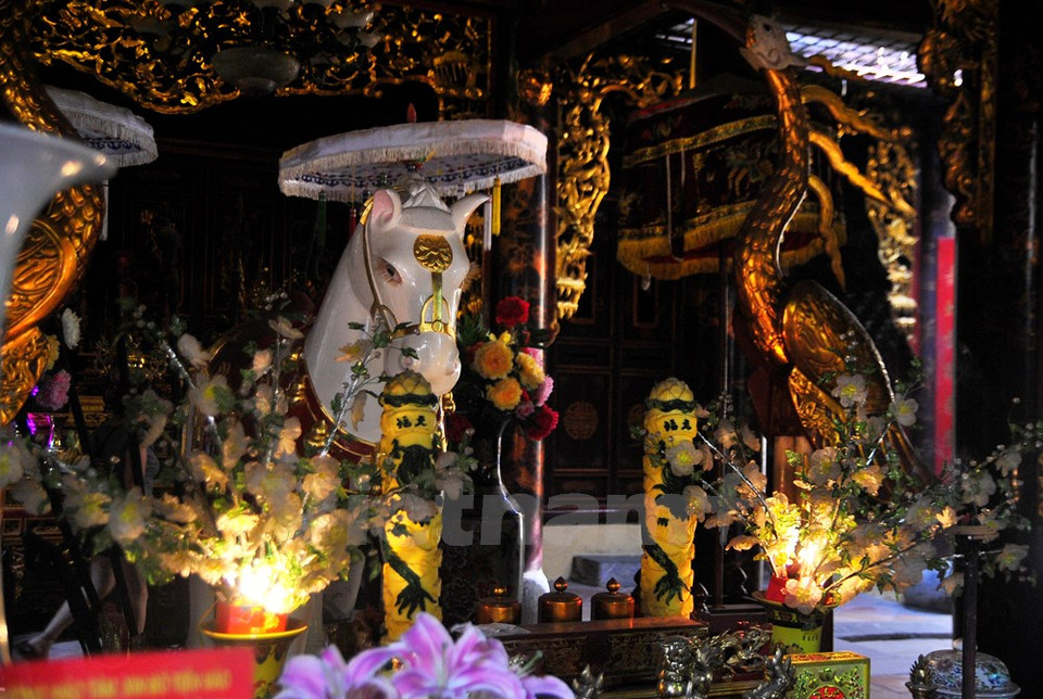 Le temple est dédié au culte du génie Long Do, le gardien de l'Est qui fut nommé génie tutélaire de Thang Long.