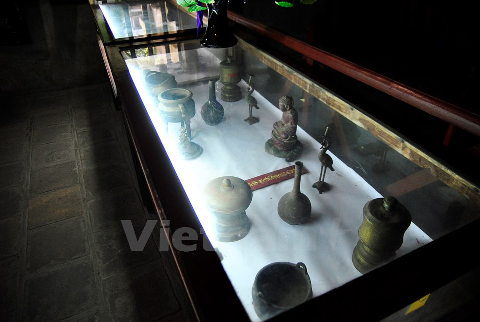 Des objets anciens au temple de Quan Thanh.