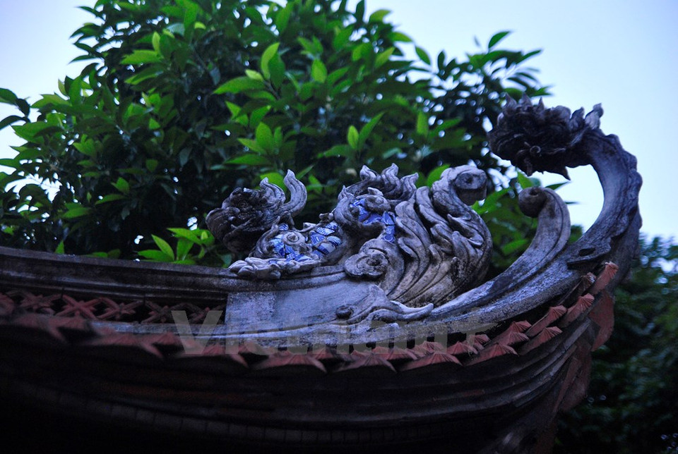 Il est dédié au prince Linh Lang qui était le génie-gardien de l'Ouest de Thang Long.