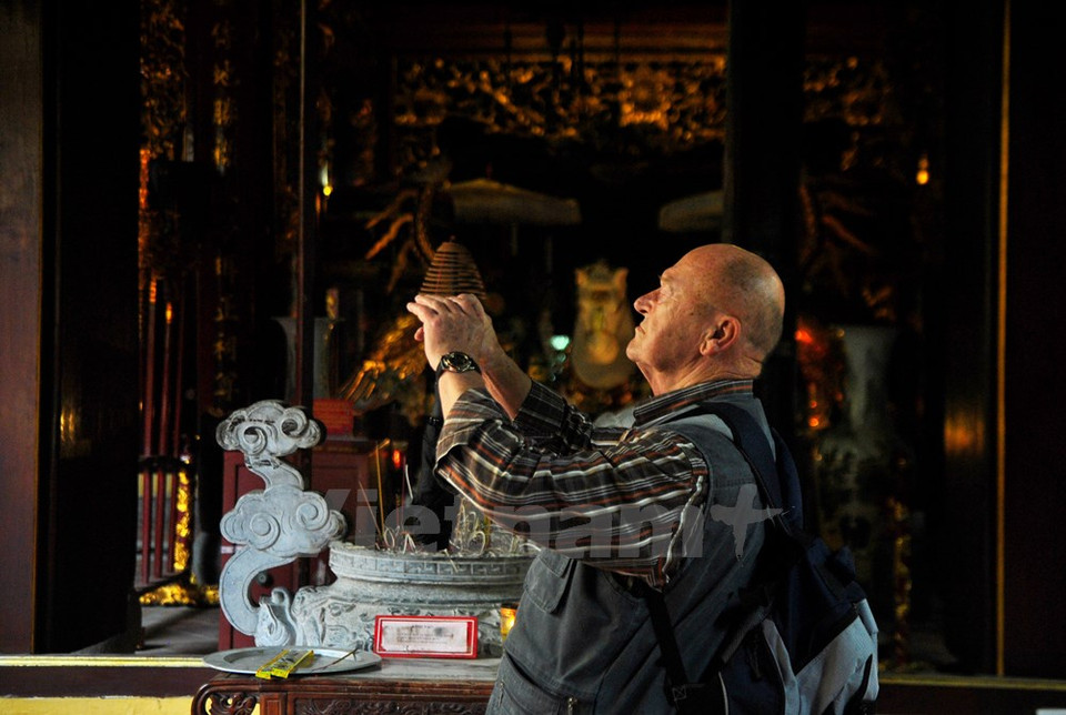 Situé dans le Vieux quartier de Hanoi, le temple de Bach Ma accueille de nombreux touristes étrangers.