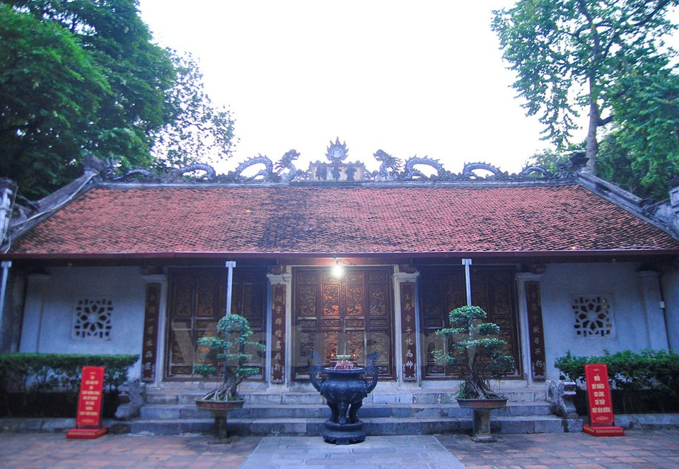A l'ouest : le temple de Voi Phuc (Elephants agenouillés). Il fut bâti en 1065, sous le règne du roi Ly Thanh Tong.