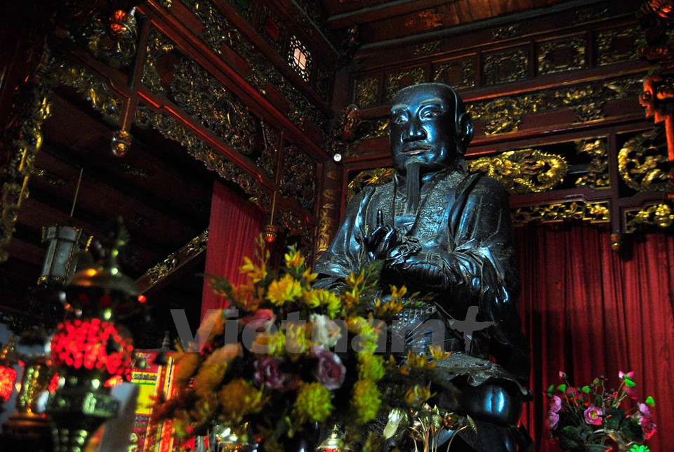 La statue fait environ 3,96 mètres de hauteur.