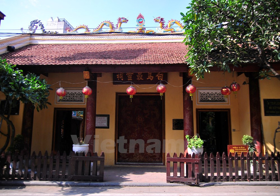 A l'est : le temple de Bach Ma (Cheval blanc), situé dans la rue Hang Buom, arrondissement de Hoan Kiem.