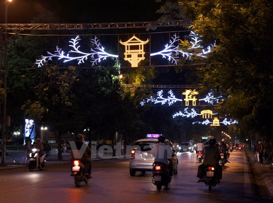 Des lampes en forme de monuments connus du Vietnam. 