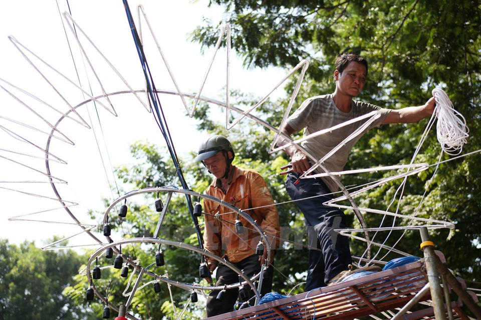 Préparation d'éclairages pour la Fête nationale. 