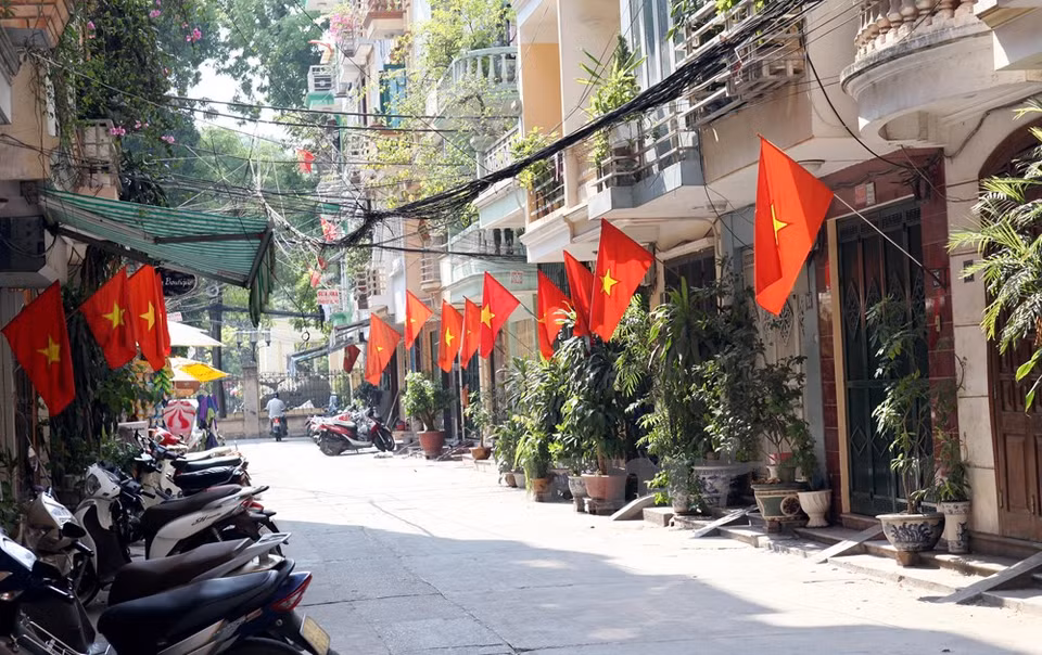Des drapeaux dans la ruelle de Dien Bien Phu. 