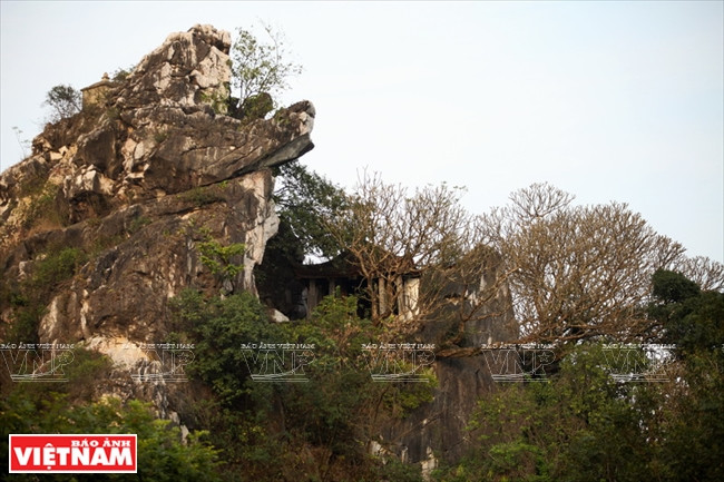 La pagode Vô Vi est située sur un aplomb rocheux de la montagne. 