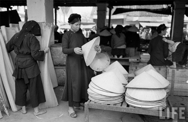 Stand de chapeaux coniques.