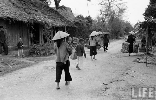 Sur la route d’un village.