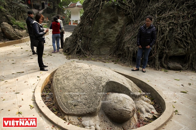 Poème antique louant le paysage pittoresque de la montagne, sculpté sur la carapace de la tortue de pierre ​dans la cour de la pagode​. 