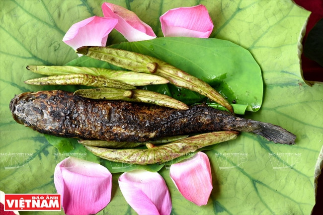 Les poissons pêchés à Dong Sen Go Thap sont grillés en papillote.
