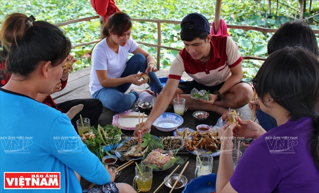 Touristes goûtant des spécialités de Dong Sen Go Thap.