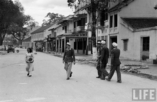 Légionnaires dans une rue de Lang Son.