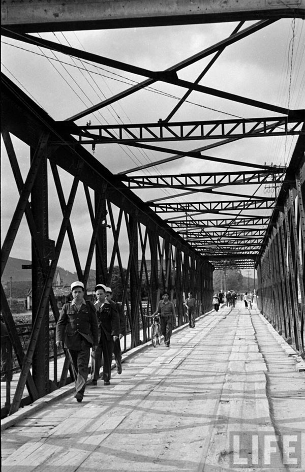 Le pont traversant la rivière de Ky Cung, unique cours d’eau remontant la Chine dans le Nord?????.