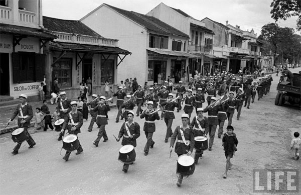 Un groupe de musique militaire défile dans les rues de Lang Son.