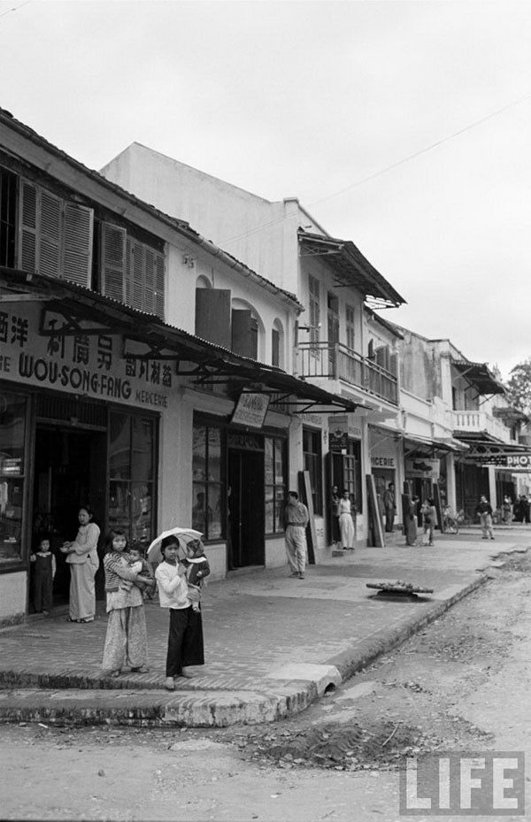 Un coin de rue dans le ​centre du chef-lieu de Lang Son, avec de nombreux magasins.