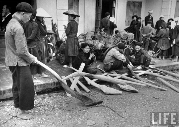 Un paysan Tày essaie un soc au marché.