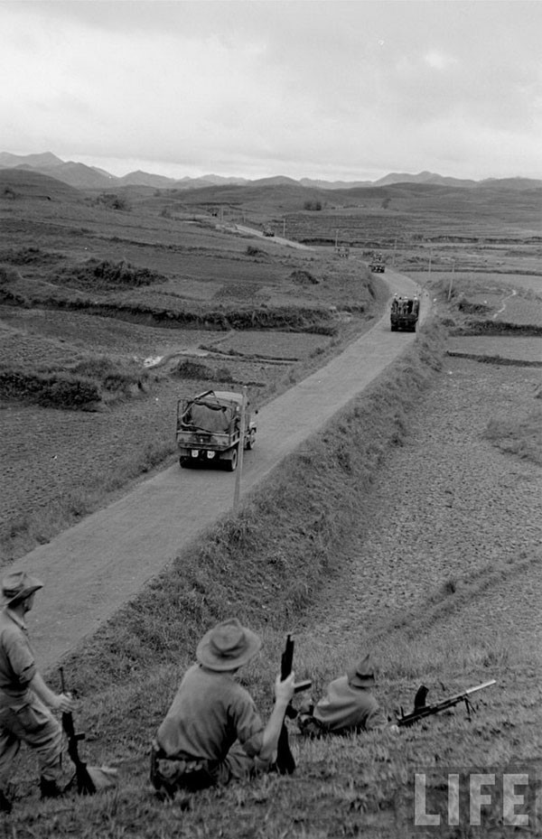 Soldats français sur la route nationale No 4 passant le long de la ligne frontière chinoise.