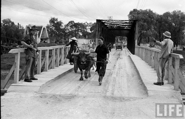 Les habitants et les soldats vont et viennent sur le pont.