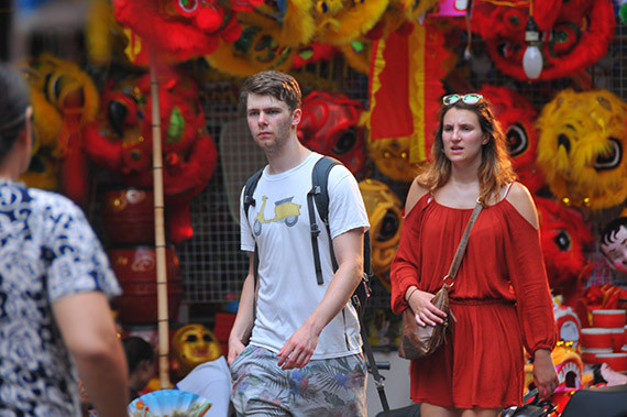 C'est une occasion pour les touristes étrangers, particulièrement les touristes européens, de découvrir l'une des fêtes les plus importantes du Vietnam. 