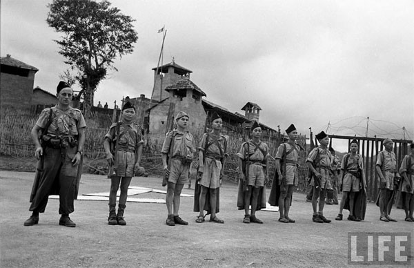 Des officiers français (à gauche) et des supplétifs vietnamiens au poste frontière de Chi Ma. 