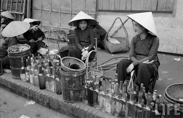 Vendeuses de bouteilles. 