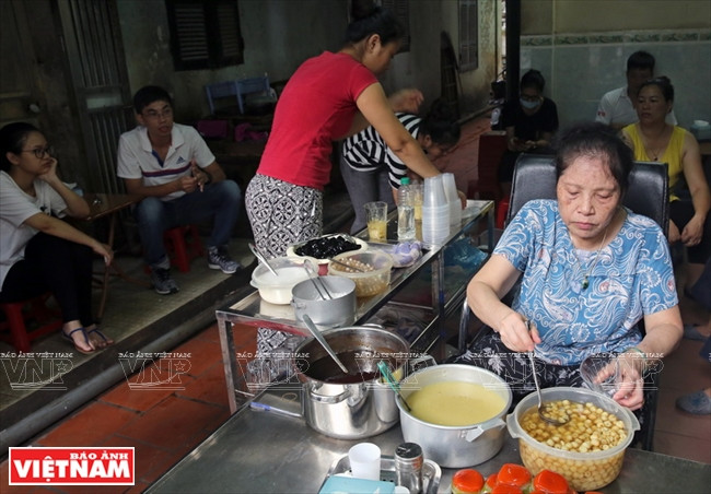 Un petit restaurant connu de chè où l’on peut goûter le chè sen No 146, rue Quan Thanh (Hanoï).