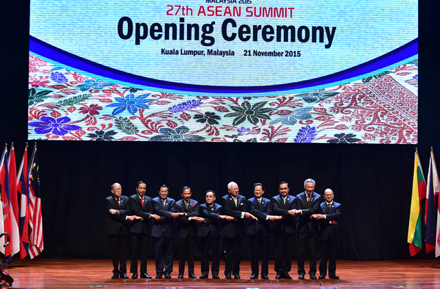 Le PM Nguyen Tan Dung (4e à droite) à la cérémonie d'ouverture du 27e Sommet de l'ASEAN, tenue le 21 novembre à Kuala Lumpur​. 