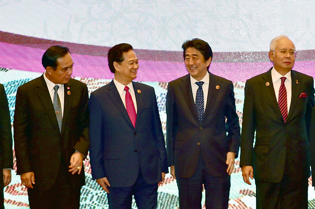 De gauche à droite : les Premiers ministres thaïlandais, vietnamien, japonais et malaisien.