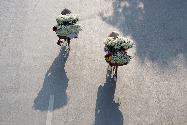 Les marchands acheminent lentement sur leurs vélos ces fleurs ​vers tou​tes les rues de la capitale. Un régal pour les yeux.
