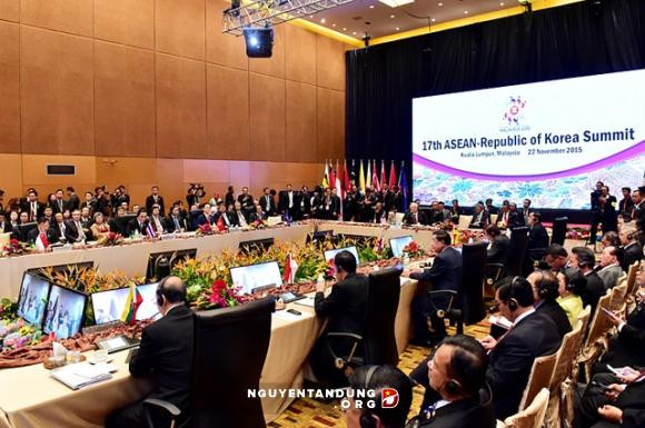 ...à des sommets avec les pays partenaires dont ​la République de Corée