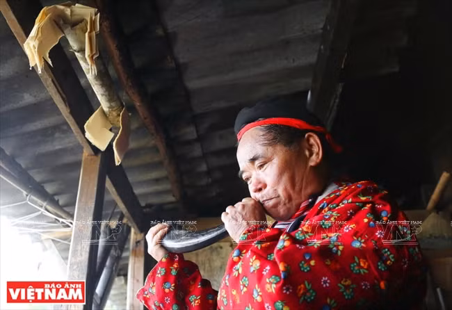 La chaman Triêu Choi Hin, commune de Hô Thâu (Hoàng Su Phi), appelle l’âme du riz. 