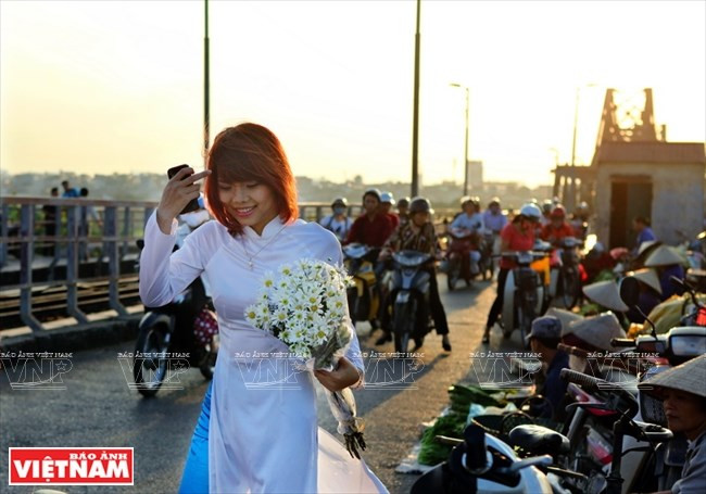 Les petites fleurs blanches évoquent non seulement la pureté mais aussi le raffinement et l’élégance.