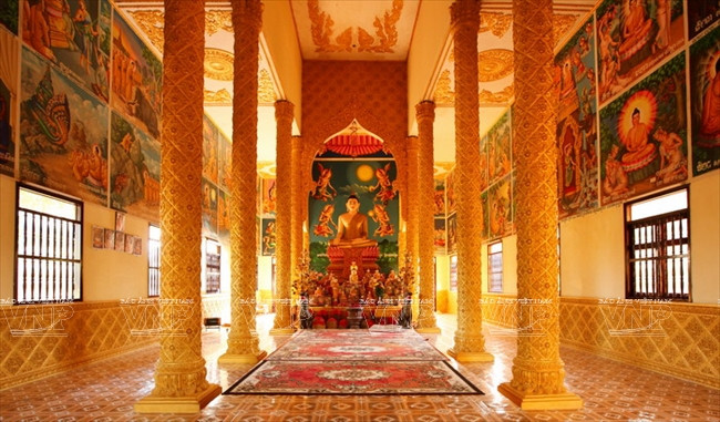 Les murs, les piliers et les portes avec des reliefs et des fresques qui décrivent la vie du Bouddha