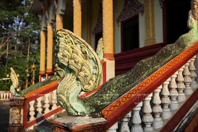 Symboles des serpents Naga sur les deux côtés de l'escalier du sanctuaire.