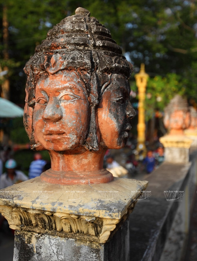 Les piliers de la haie entourant le sanctuaire de la pagode sont décorés de la tête du génie Bayon.
