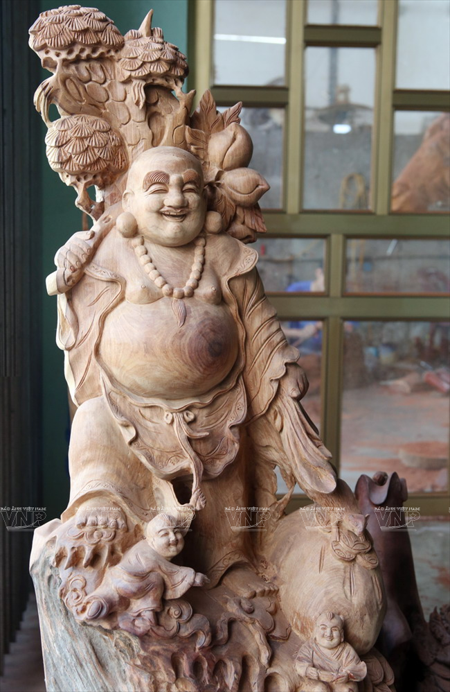 Une statue du Bouddha Maitreya.