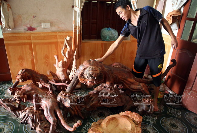 Nguyên Xuân Hinh et certains de ses ouvrages.